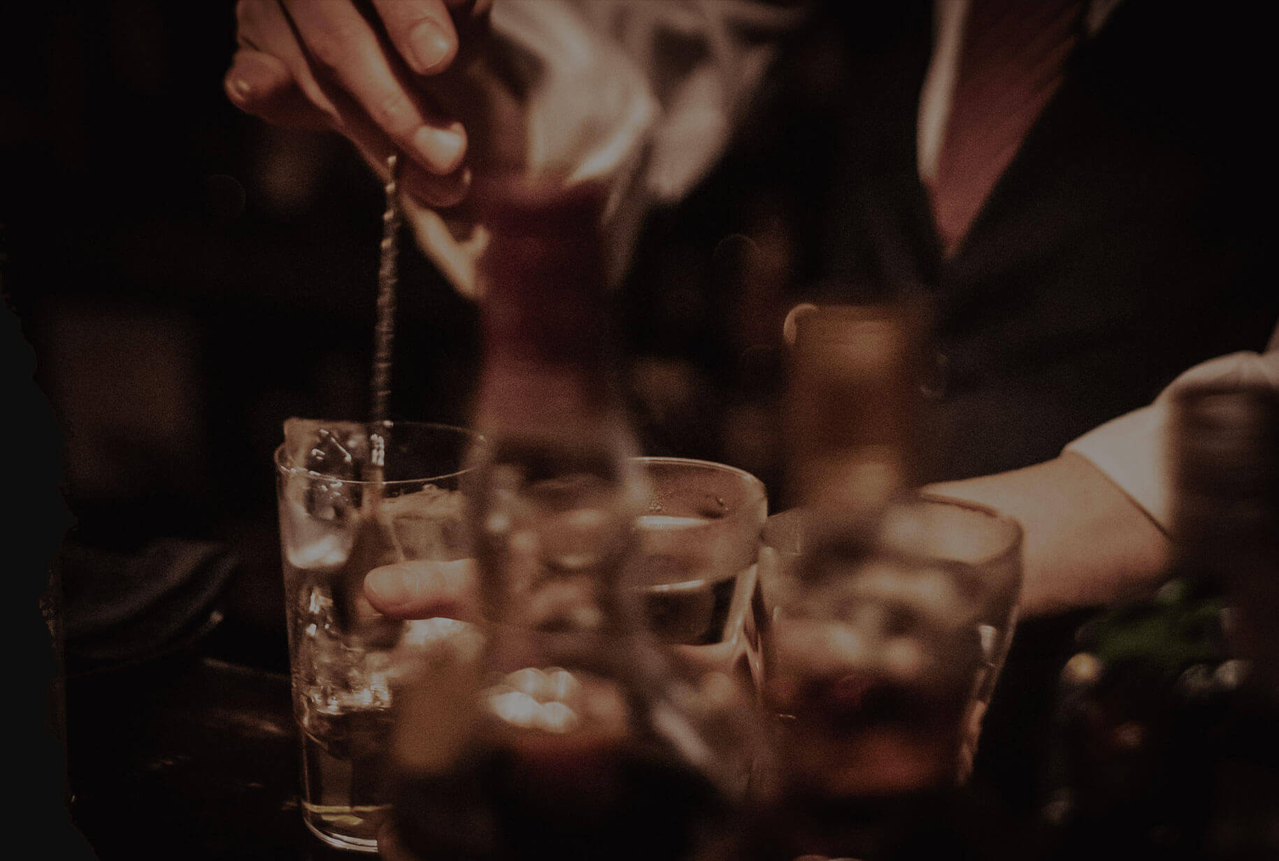 バーテンダーがコーヒー・カクテルを作る様子