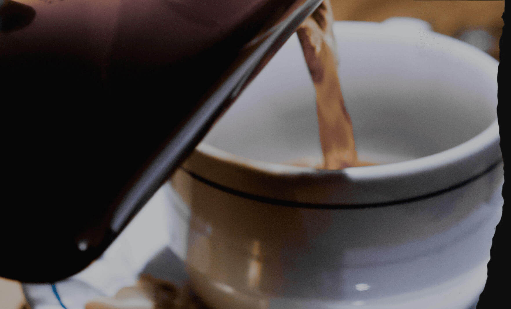 コーヒーを注ぐ様子