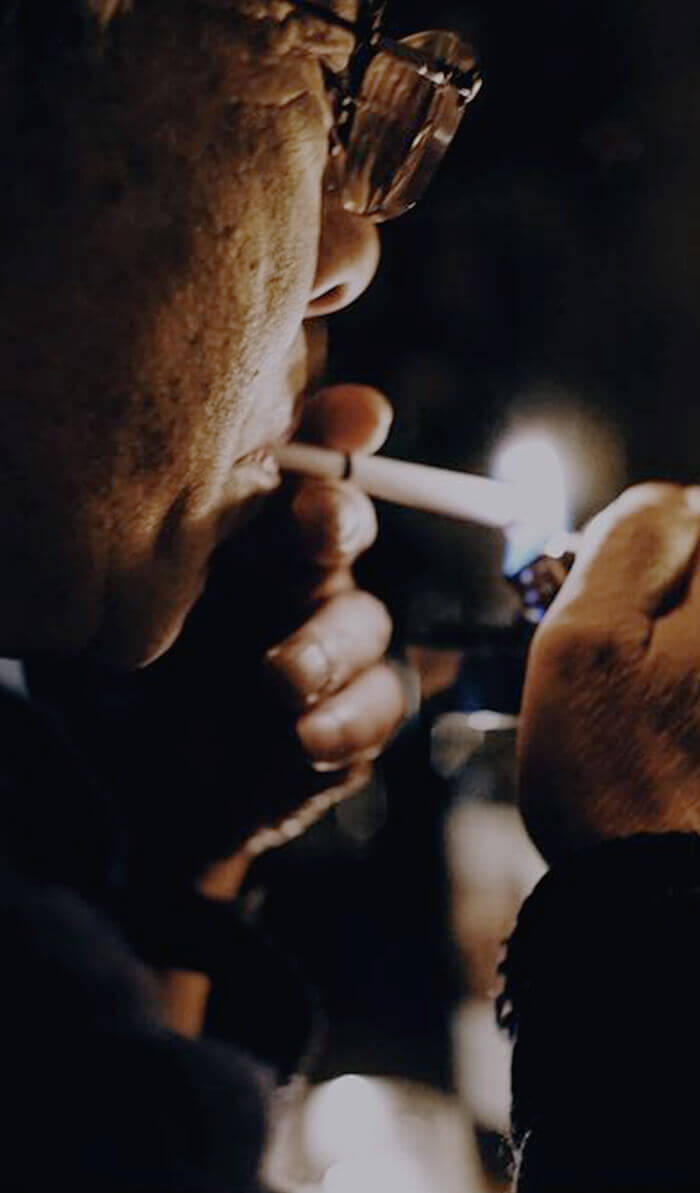 お客様がたばこを吸う様子